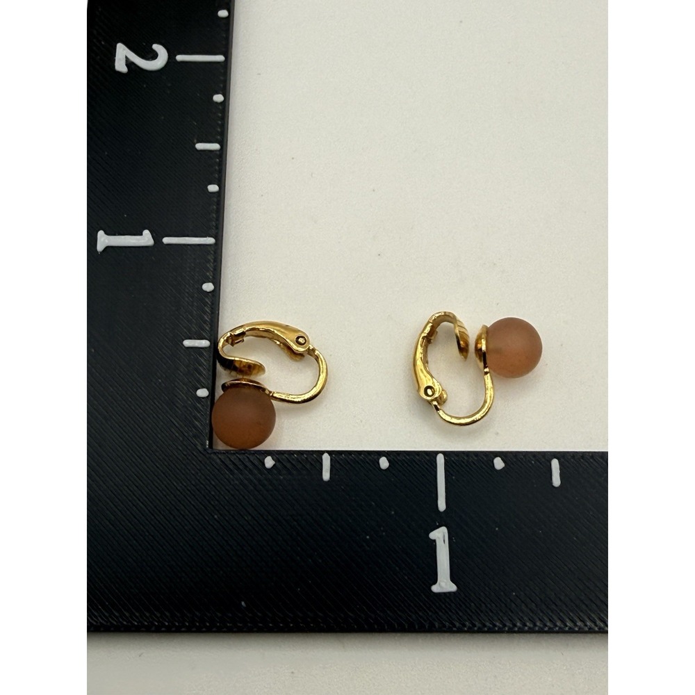 Vintage Trifari Earrings Dusty Rose Lucite Clip On Gold Tone Stud Style Dainty - Picture 6 of 7